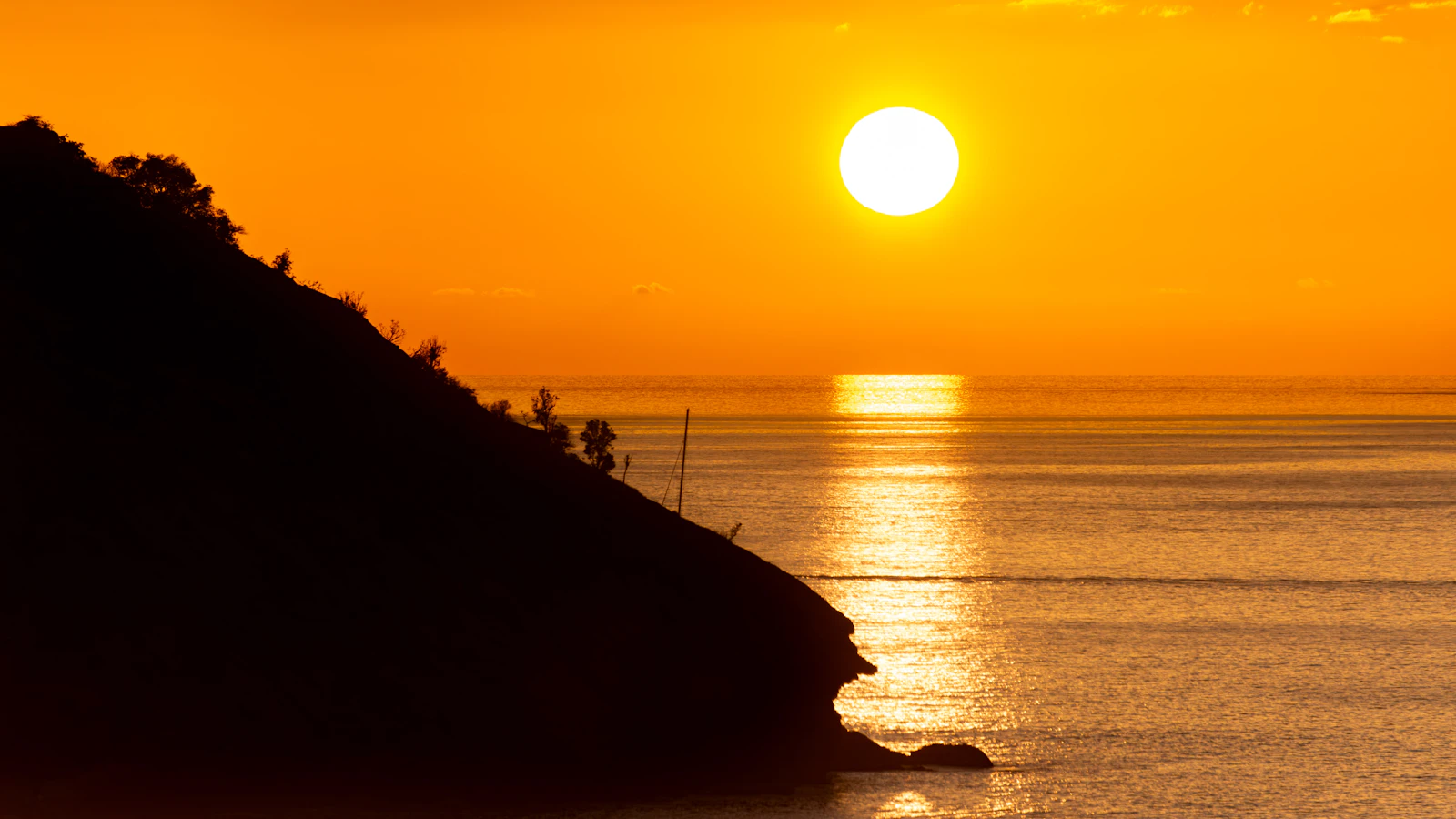 Sunset over the sea off St John's, Antigua, for a guide to Antigua citizenship costs for large families in 2026